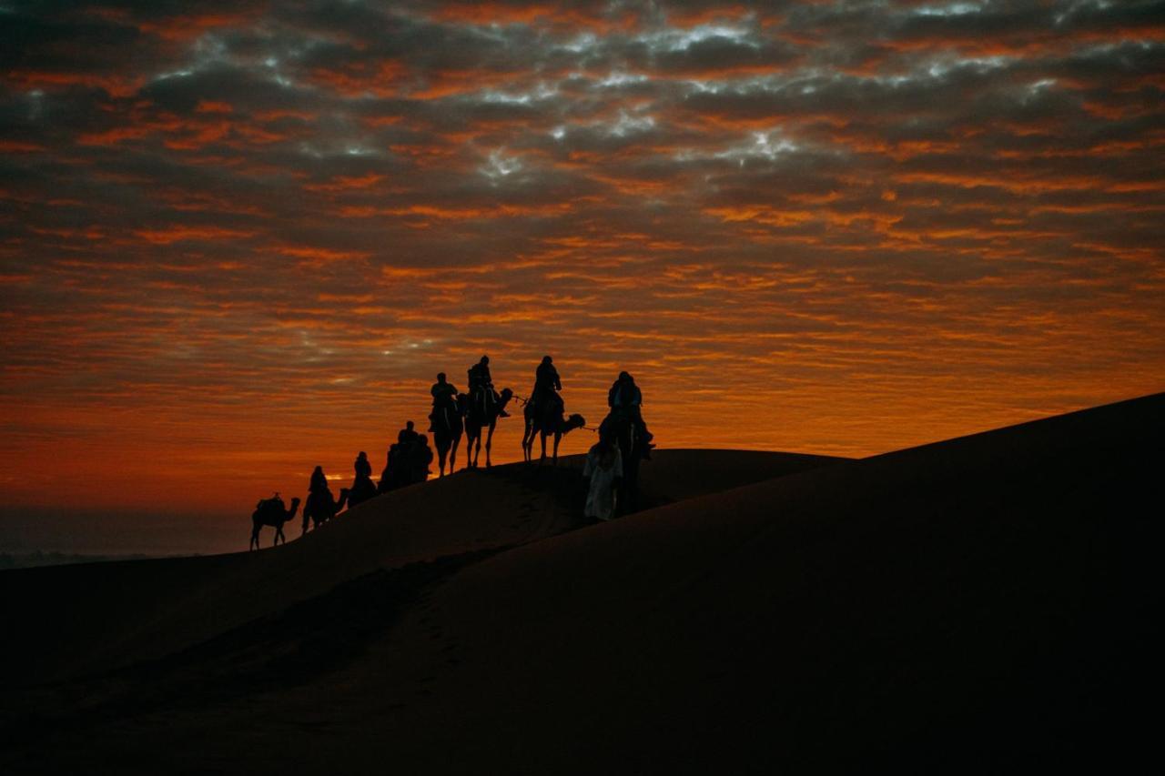 מרזאוגה Akabar Luxury Desert Camp מראה חיצוני תמונה